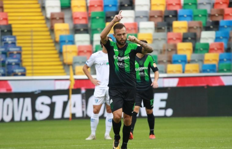 Salvatore Burrai festeggia dopo un gol