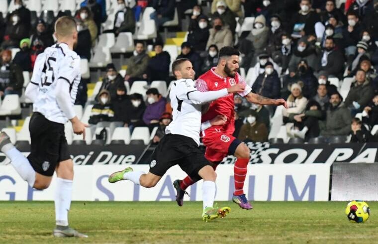 Davide Arras in azione contro il Cesena | Foto Grosseto Calcio