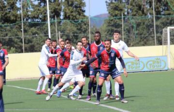 Un'azione di gioco nel derby tra Muravera e Torres | Foto Asd Muravera Calcio