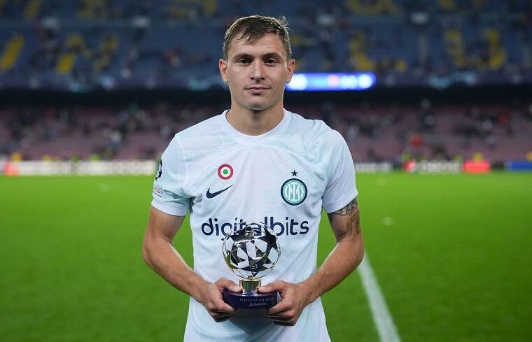 Nicolò Barella con il premio di migliore in campo dopo Barcellona-Inter