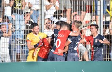 L'esultanza della Torres dopo la rete di Scappini nel derby con l'Olbia | Foto Alessandro Sanna