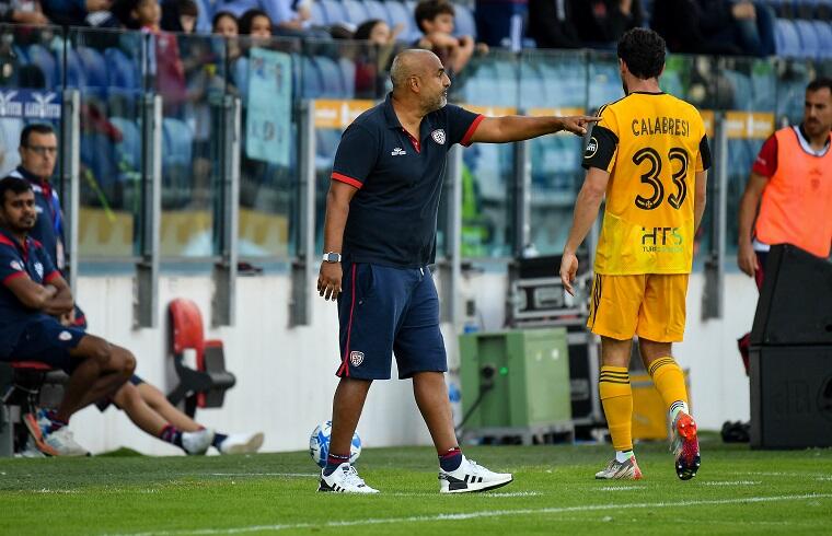 Fabio Liverani dà indicazioni ai suoi durante Cagliari-Pisa | Foto Luigi Canu