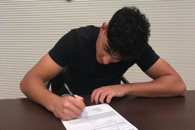 Mateo Caprile alla firma del contratto | Foto Instagram Mateo Caprile