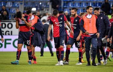 La delusione dei calciatori del Cagliari al termine della sfida contro il Parma | Foto Luigi Canu