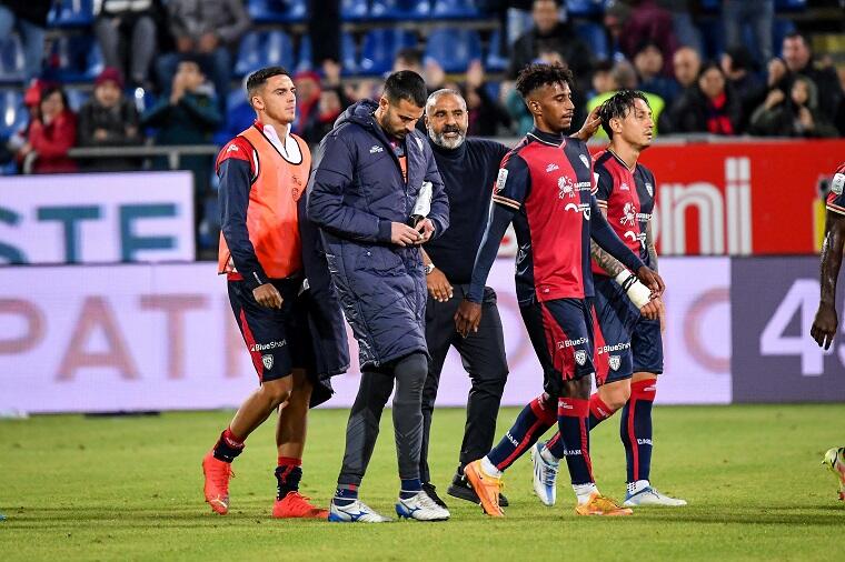 Fabio Liverani rincuora i giocatori al termine di Cagliari-Parma | Foto Luigi Canu