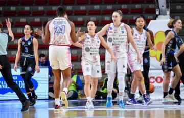 La Dinamo Women esulta dopo un punto contro Crema | Foto Luigi Canu