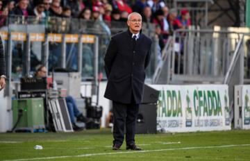 Claudio Ranieri dà indicazioni ai suoi in Cagliari-Como | Foto Luigi Canu