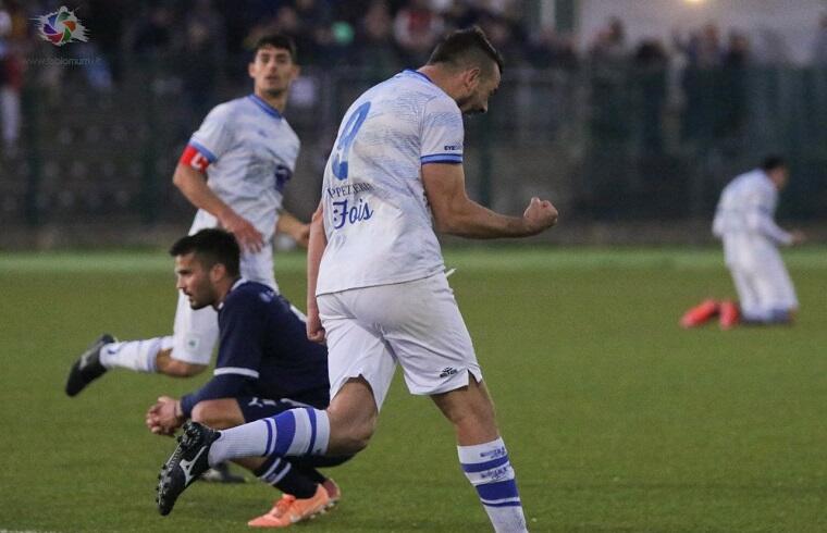 Giuseppe Meloni esulta dopo un gol con il Budoni | Foto Fabio Murru