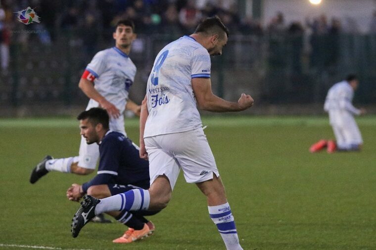 Giuseppe Meloni esulta dopo un gol con il Budoni | Foto Fabio Murru