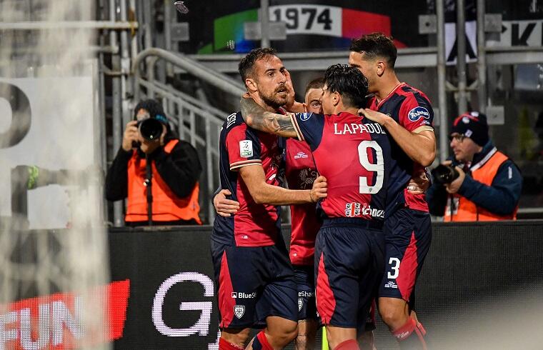 Marco Mancosu esulta con i compagni dopo il gol in Cagliari-Ascoli | Foto Luigi Canu