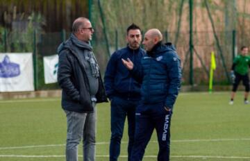 Il DG dell'Ilvamaddalena, Valerio Pisano a colloquio con il tecnico Gardini | Foto Alessandro Cossu - Ilvamaddalena Calcio