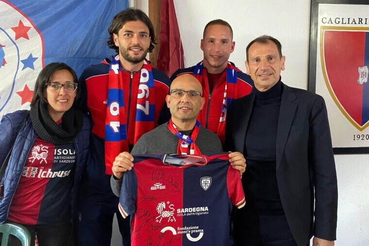 La delegazione del Cagliari in visita al Fan Club di Villanova Strisaili | Foto Cagliari Calcio