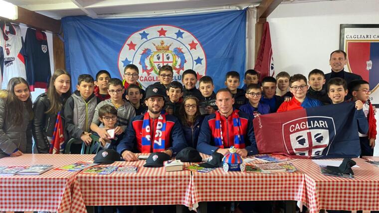 La delegazione del Cagliari in visita al Fan Club di Villanova Strisail | Foto Cagliari Calcio