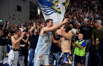 Filip Kruslin insieme ai tifosi della Dinamo Sassari al termine di gara tre dei quarti playoff contro Venezia | Foto Luigi Canu