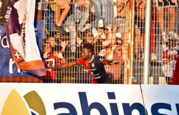 Adama Diakité esulta dopo il gol del pareggio in Torres-Rimini | Foto Alessandro Sanna