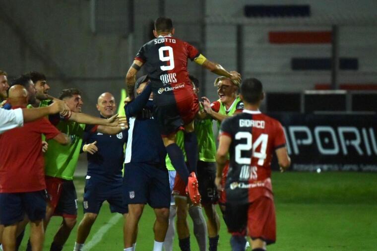 Gigi Scotto esulta dopo il gol segnato in Torres-Carrarese | Foto Alessandro Sanna